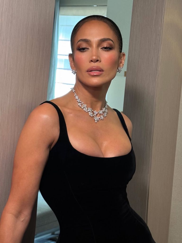 Jennifer Lopez y Taylor Swift mantienen una relación amistosa desde hace años. Su vínculo incluye apariciones sorpresa de J.Lo en los conciertos de Swift y asistencia a eventos personales