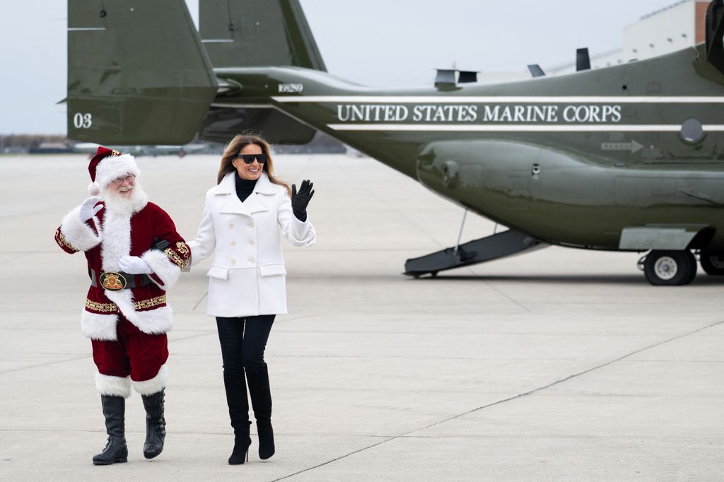 Melania Trump lució un elegante atuendo en su visita a Quantico.