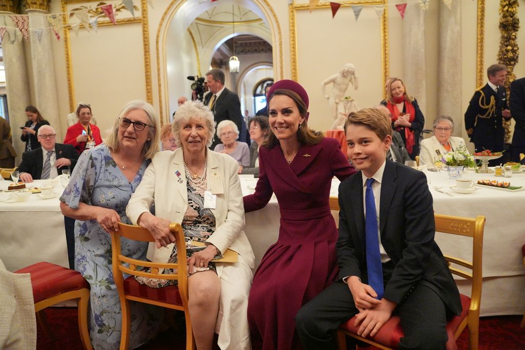 El príncipe George saludando en la fiesta del té en homenaje a veteranos de guerra