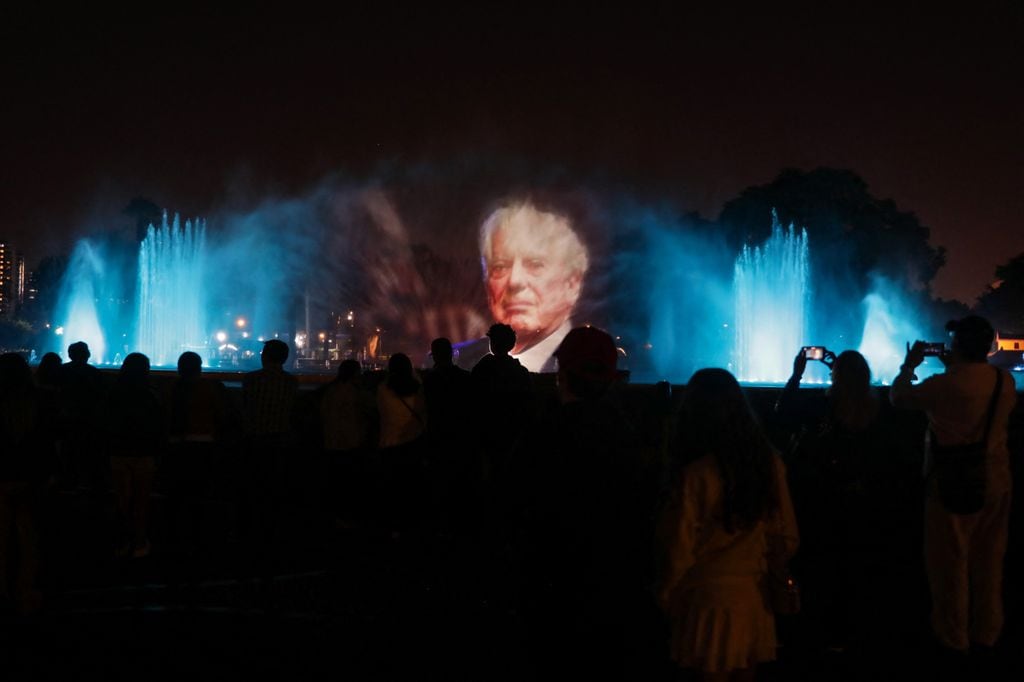 El icónico Parque de la Reserva de Lima rindió homenaje a Mario Vargas Llosa al proyectar sobre la fuente del 'Circuito Mágico del Agua' imágenes de su vida y de su recorrido como literato