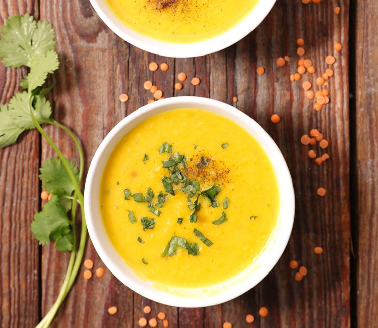 Crema de lentejas naranjas con cúrcuma