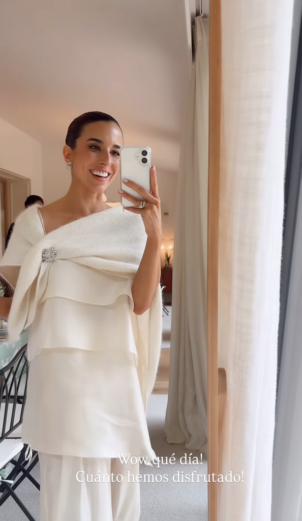 Laura Corsini con look blanco de Bimani en el bautizo de su hijo Javier.
