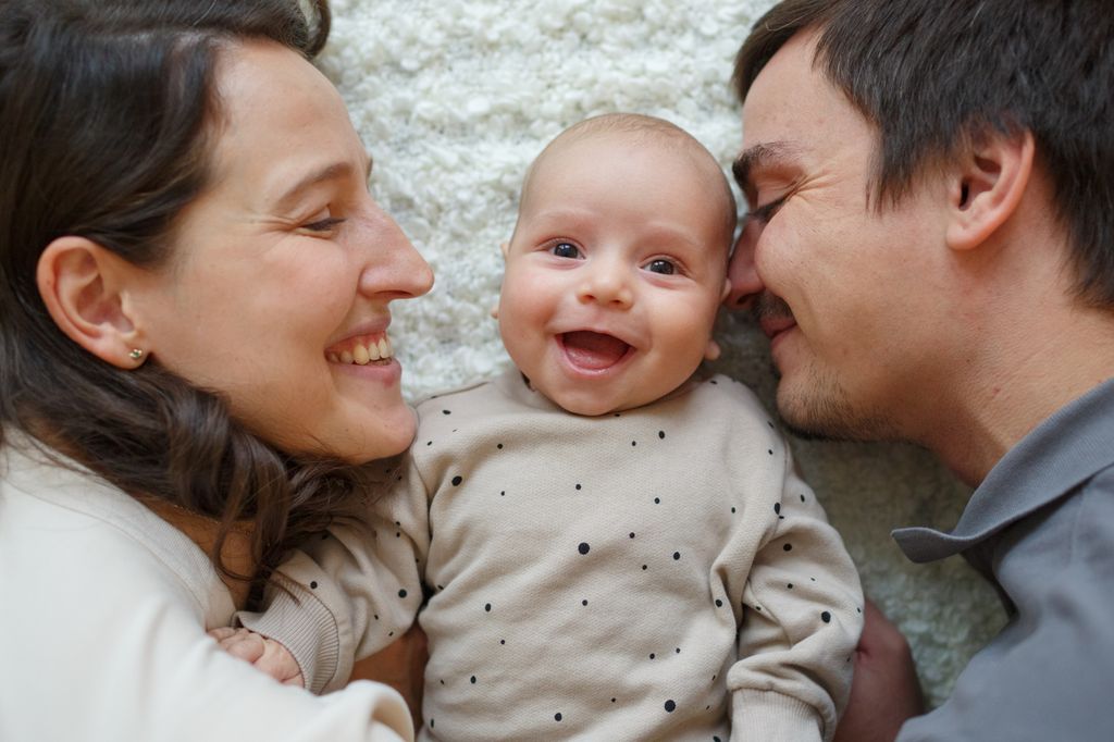 Padres con su bebé sonriente