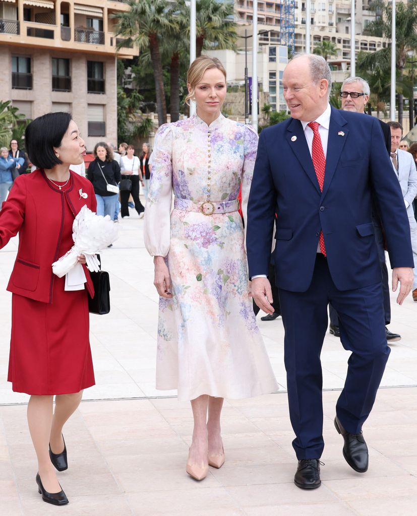 La princesa Charlene de Mónaco recibiendo a Akiko de Japón, 2026.