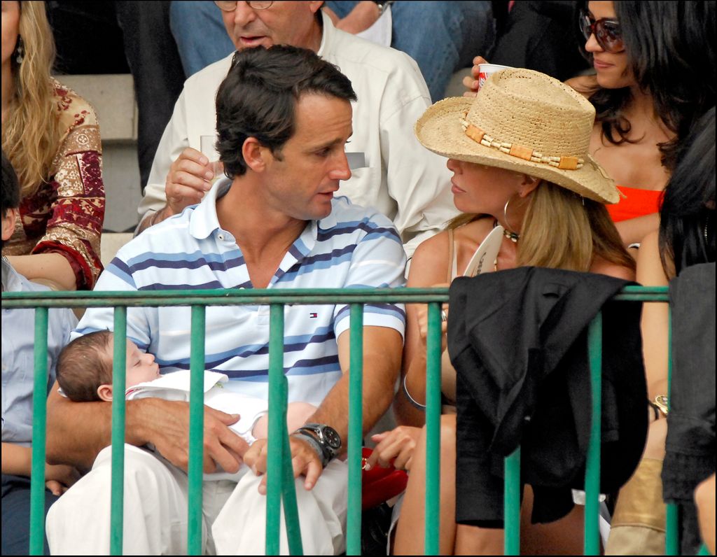 Lara y Álvaro con su hijo en brazos en 2007