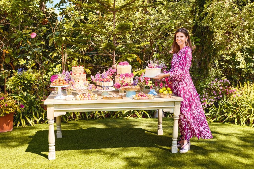 Paula Babiano con la mesa puesta en su jardín