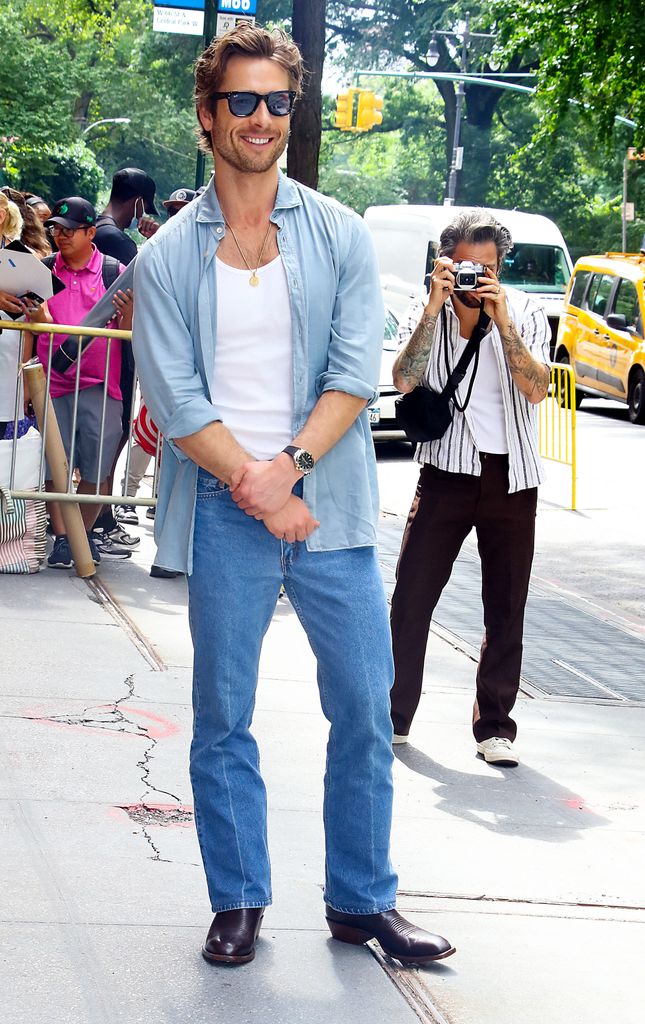 Glen Powell, en su visita al programa 'The View'' en julio de 2024