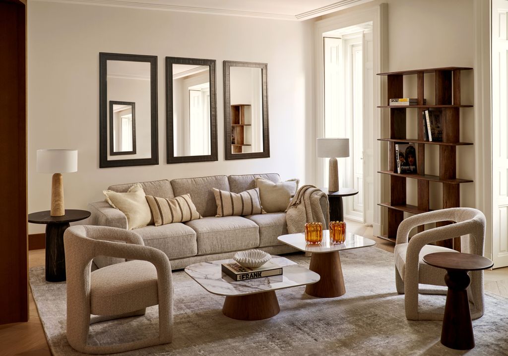 Salón con muebles de madera oscura