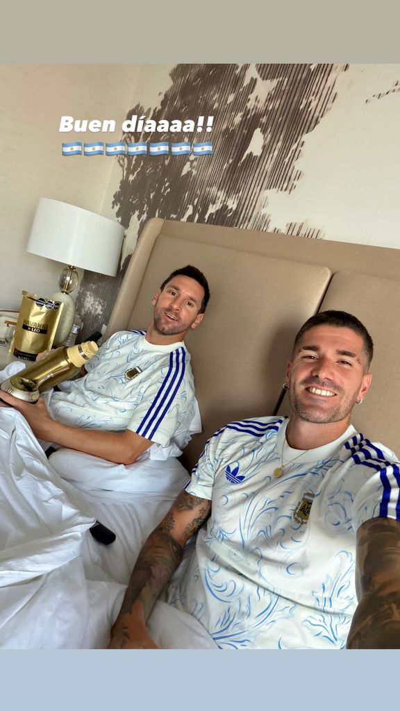 Lionel Messi y Rodrigo De Paul tomando un mate en las primeras horas del jueves, tras la emoción de pasar a la final.