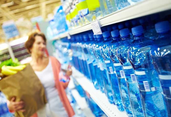 Botellas de plástico en supermercados