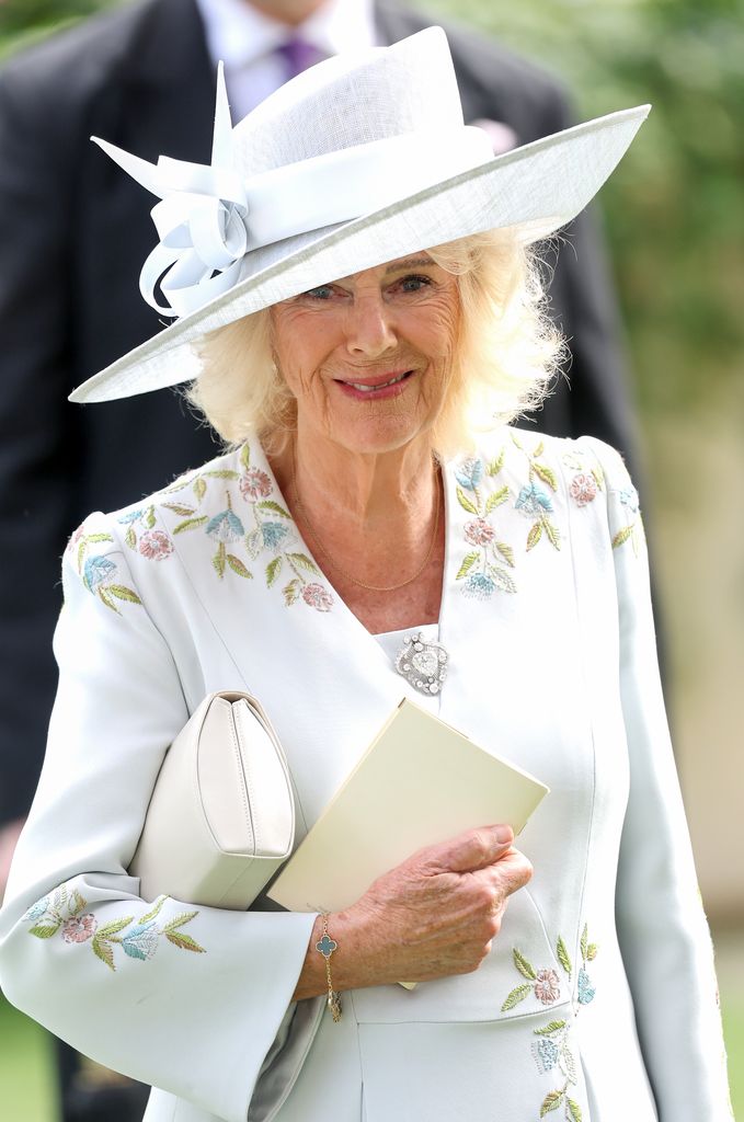 La reina Camilla posa sobre su pecho el impresionante Cullinan V