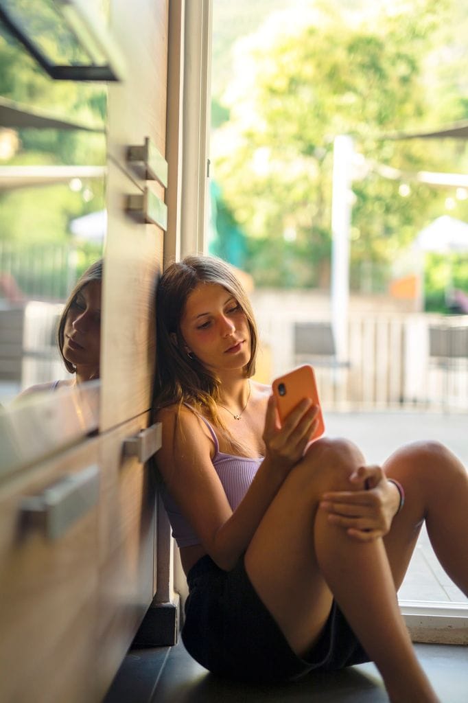 chica mirando movil