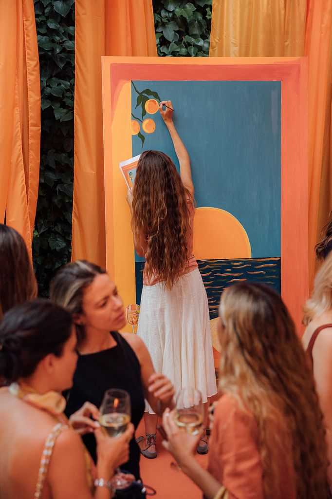 Almudena Cañedo pintando.