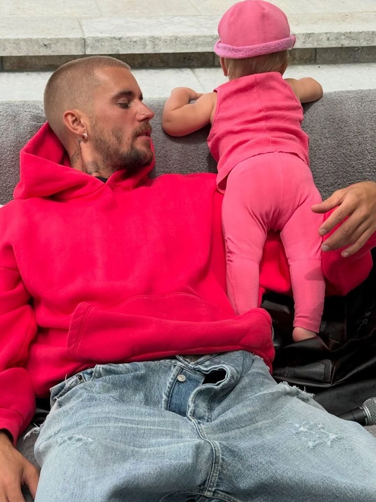 Justin Bieber con su hijo Jack Blues vestidos con looks a juego.
