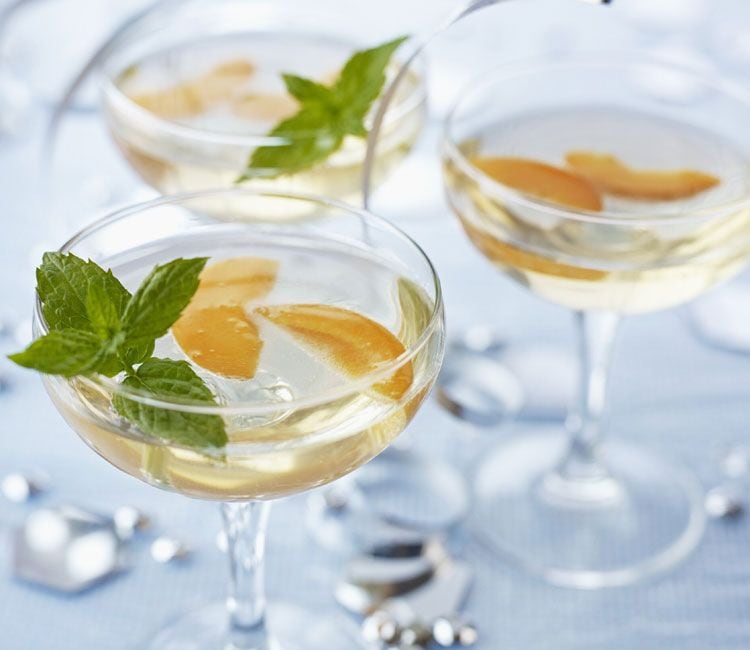 'Gin fizz' con melocotón y menta