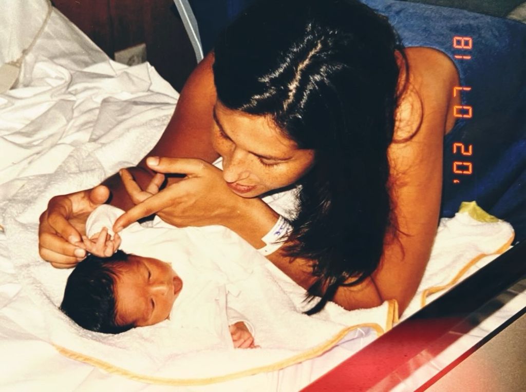 Nuria Roca con su hijo Juan recién nacido