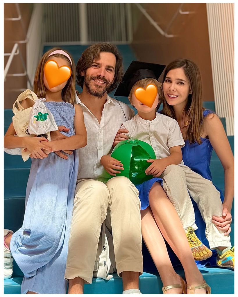 Natalia Sánchez y Marc Clotet con sus hijos, durante la graduación del más pequeño de la casa