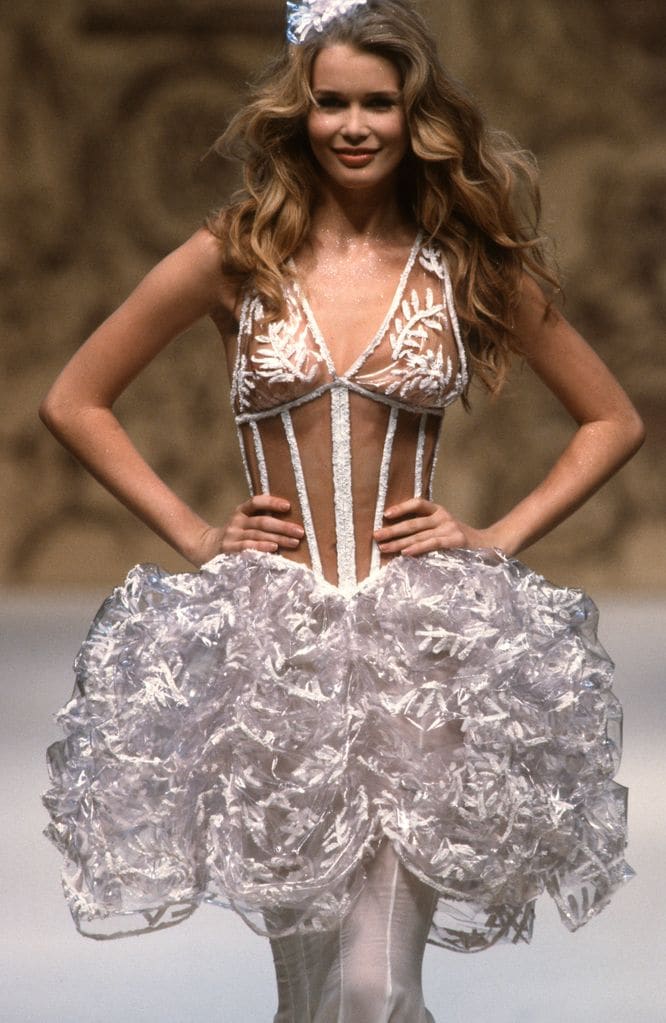 Claudia Schiffer en el desfile de Chanel P/V1993