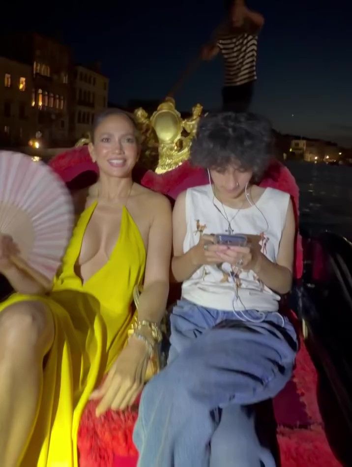 Jennifer Lopez y Oskar en un paseo nocturno en góndola por los canales de Venecia.