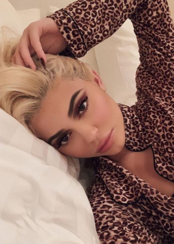 Kylie Jenner con rostro impecable y facciones afinadas con atuendo de leopardo