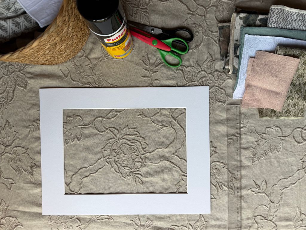 Materiales y herramientas para forrar un marco de fotos con telas