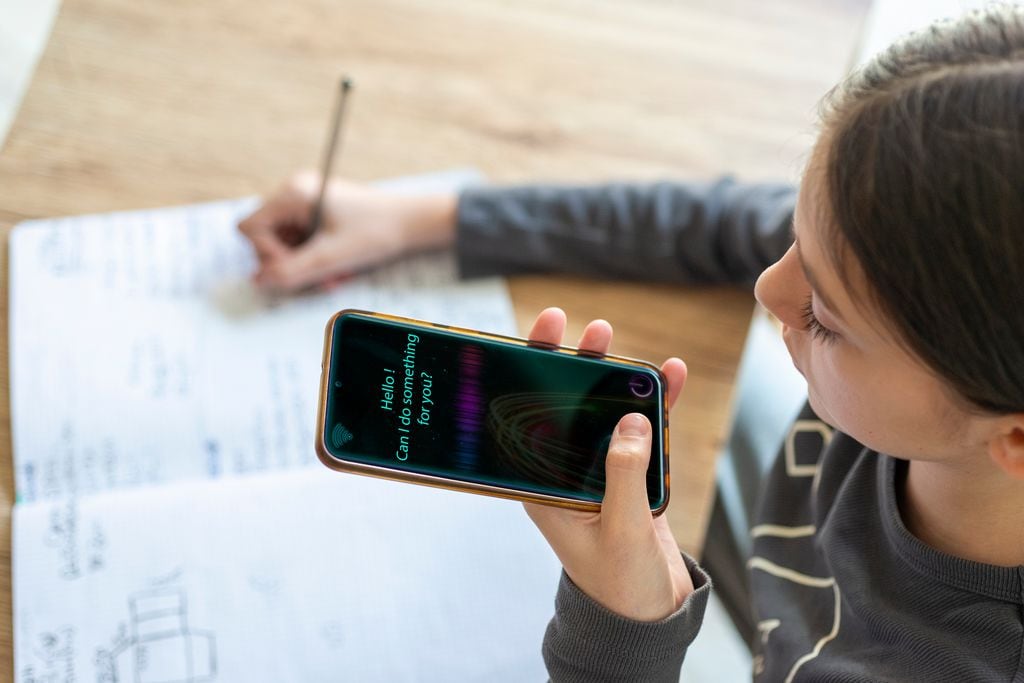 Una niña utilizando la inteligencia artificial 