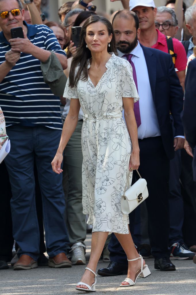 El último giro inesperado en los looks de la reina Letizia: un vestido de flores que marca cintura y perlas en la Feria del Libro/en Madrid La reina Letizia cambia de registro por un vestido de flores ligero que marca cintura tras una semana de looks de alto impacto