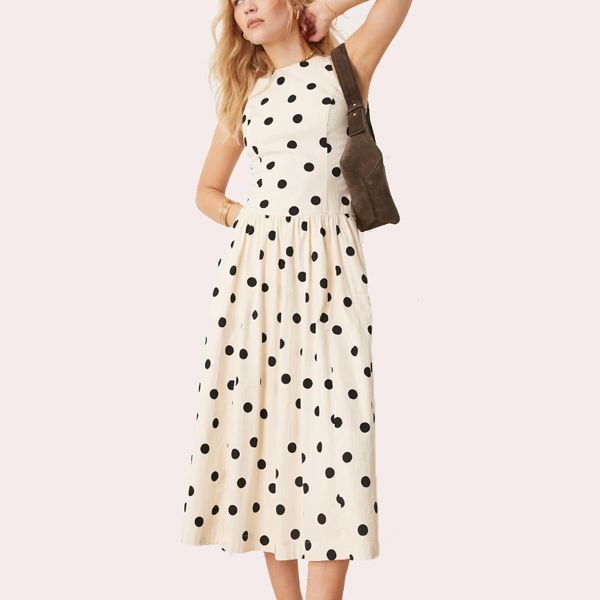 Vestido midi con cuello alto, cintura baja y estampado de lunares negros de Abercrombie & Fitch