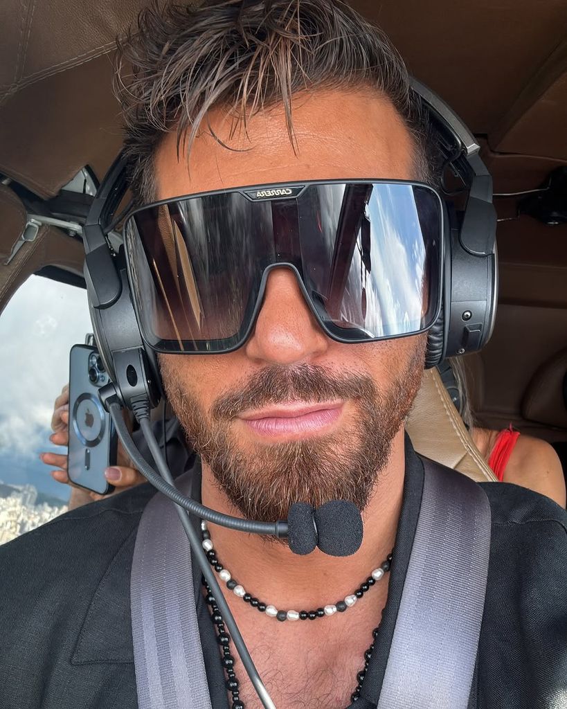 Can Yaman en un helicóptero dispuesto a conocer Río de Janeiro durante las alturas
