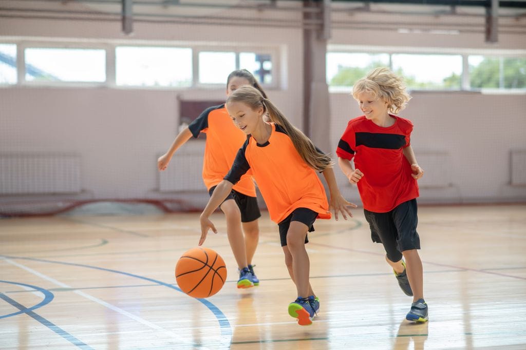 Niños practicando ejercicio físico