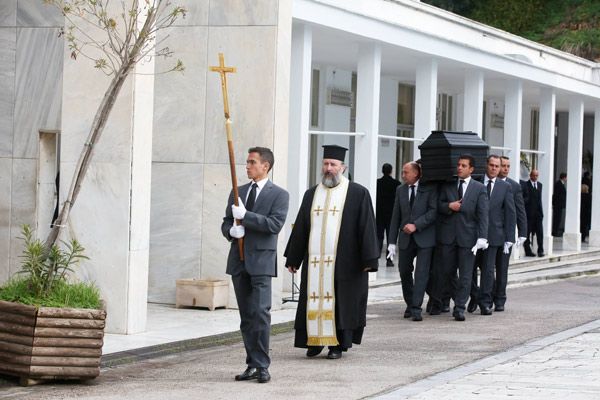 La ceremonia por Demis Roussos se ofició por le rito ortodoxo en el primer cementerio de la capital griega 