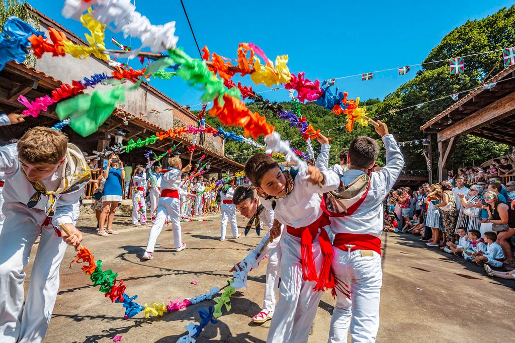 Lanestosa ha celebrado el día 5 de agosto su fiesta patronal, la Virgen de las Nieves. Con motivo de esta celebración, las calles se convierten en el escenario en el que tiene lugar la vistosa Danza de los Arcos Floridos. Aunque su origen es desconocido, algunos documentos le atribuyen más de 500 años de antigüedad. Los dantzaris y el cortejo municipal acompañan por la mañana a la Virgen en procesión y por la tarde salen de nuevo de puerta en puerta, bailando y lanzando "vivas" a los vecinos.