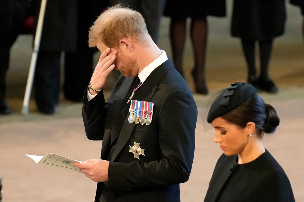 El príncipe Harry se dejó ver muy conmovido en el funeral de su abuela, mismo al que fue acompañado con Meghan Markle. 