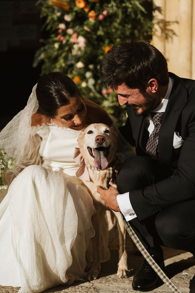 Novios con su perro en su boda