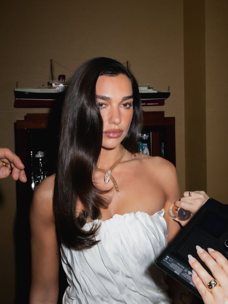 Dua Lipa con un maquillaje en el que incluye pecas naturales