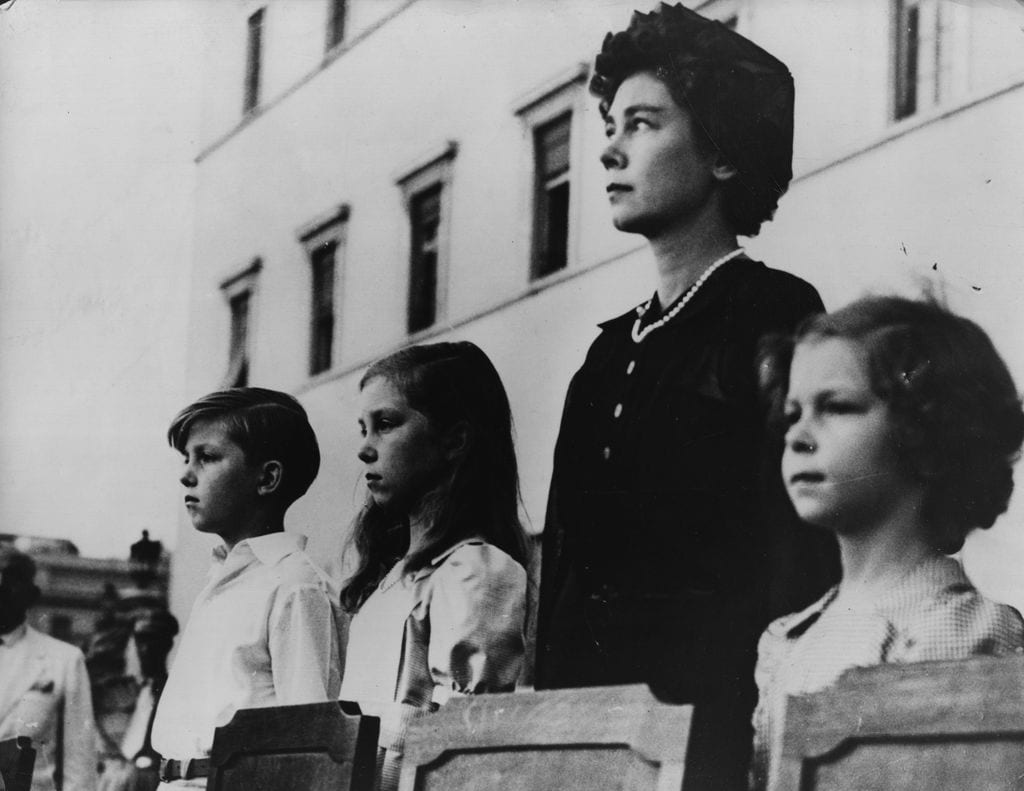 La reina Federica con sus tres hijos: Constantino de Grecia, la reina Sofía y la princesa Irene de Grecia en julio de 1950