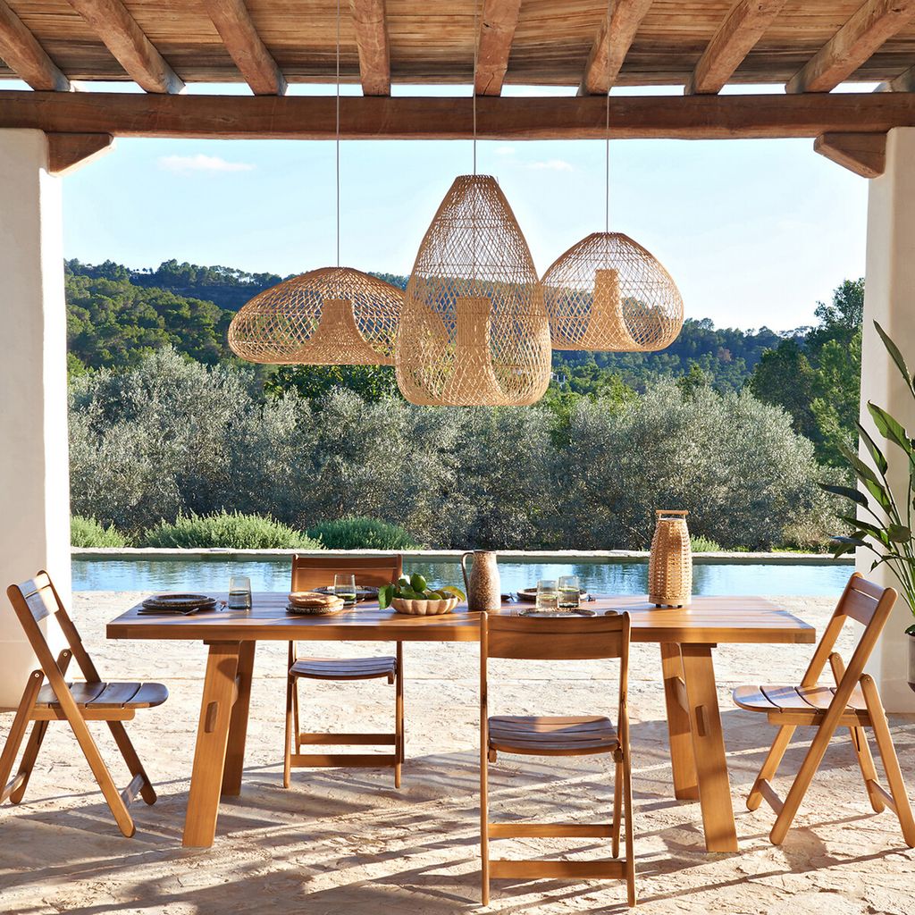 Comedor de exterior con muebles de madera