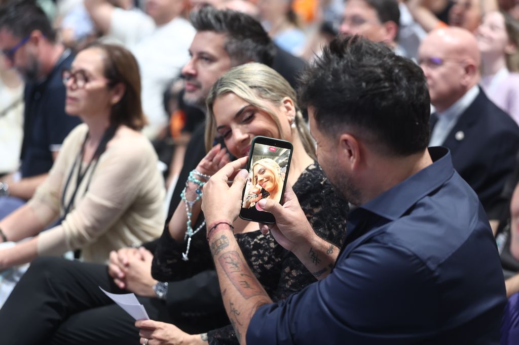 Pablo López y su mujer, Laura Rubio, emocionados junto al Papa, mientras Soraya Arnelas no puede contener las lágrimas