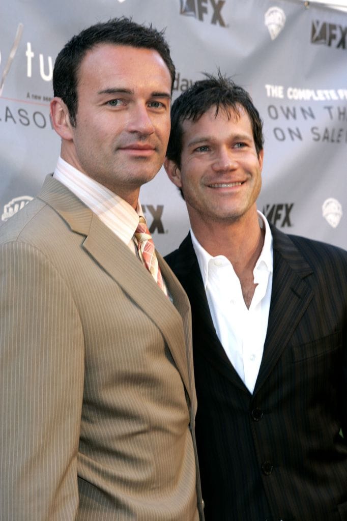 Julian McMahon y su colega Dylan Walsh en el estreno de la segunda temporada de 'Nip/Tuck', en el Paramount Theatre en Los Ángeles, en 2004.