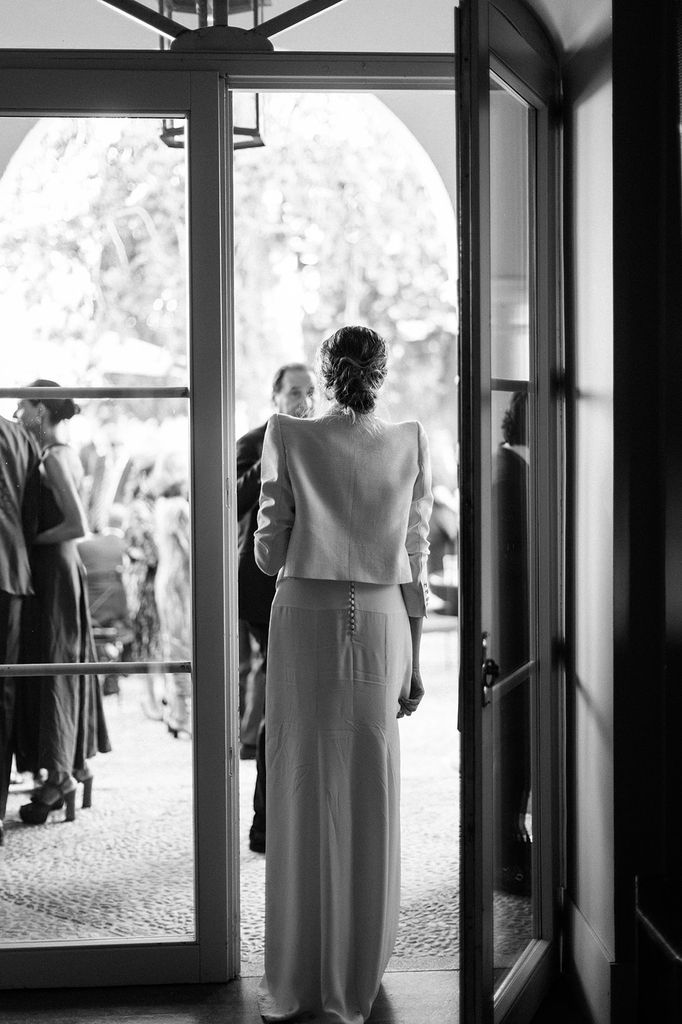 Carmen con vestido de novia y blazer de Inés Martín Alcalde