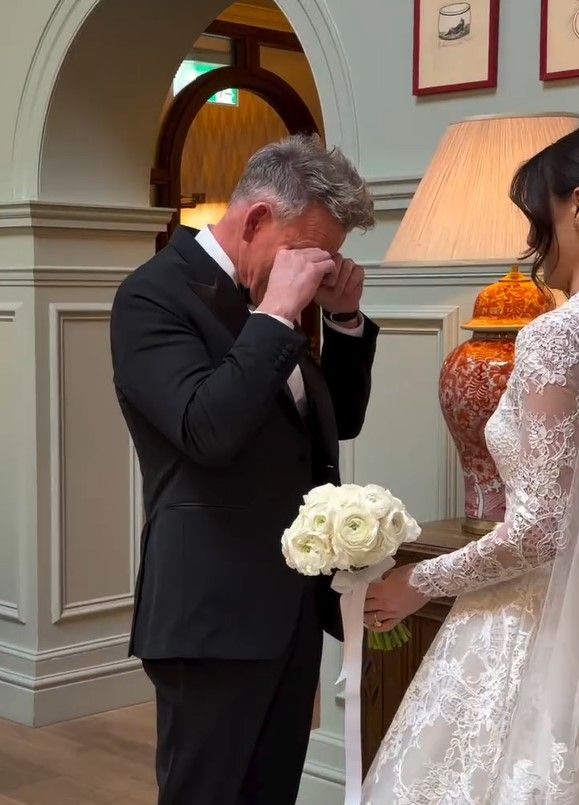 Gordon Ramsay visiblemente emocionado al ver a su hija vestida de novia