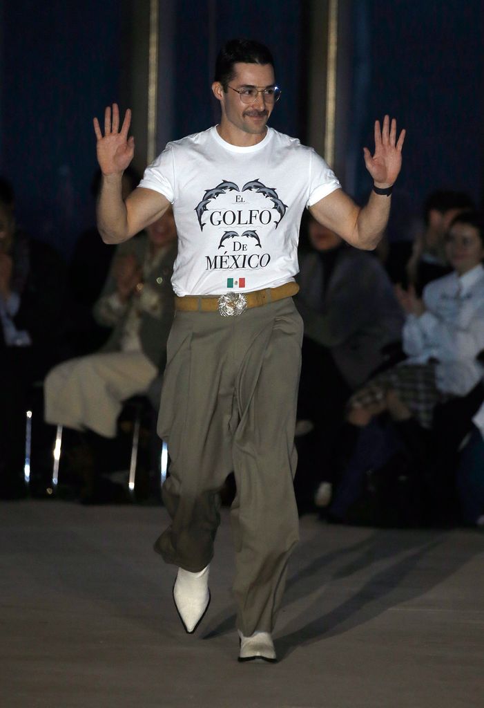 El diseñador de origen mexicano Patricio Campillo durante su presentación en la Fashion Week de Nueva York en febrero de 2025.