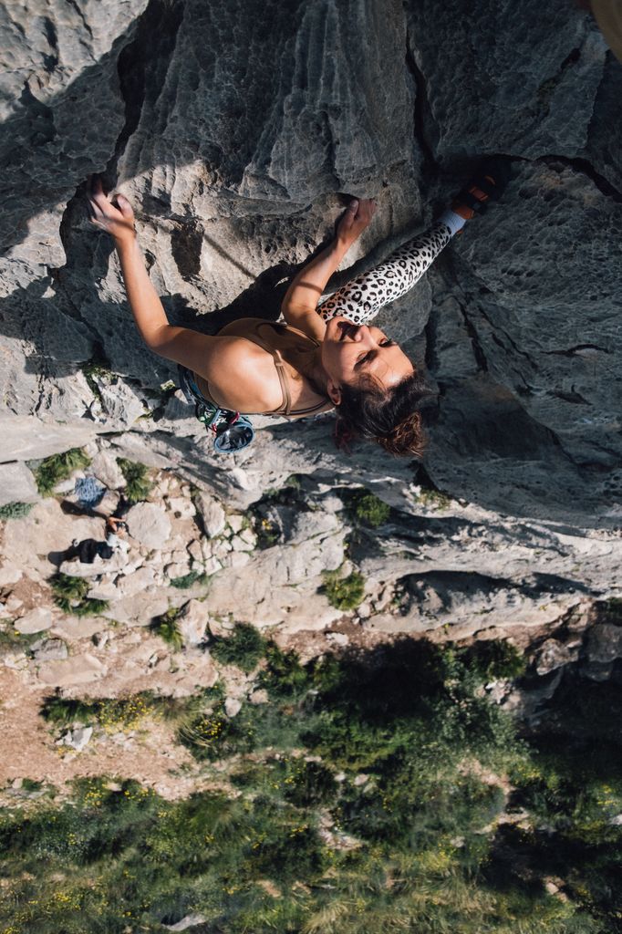 chica escalada