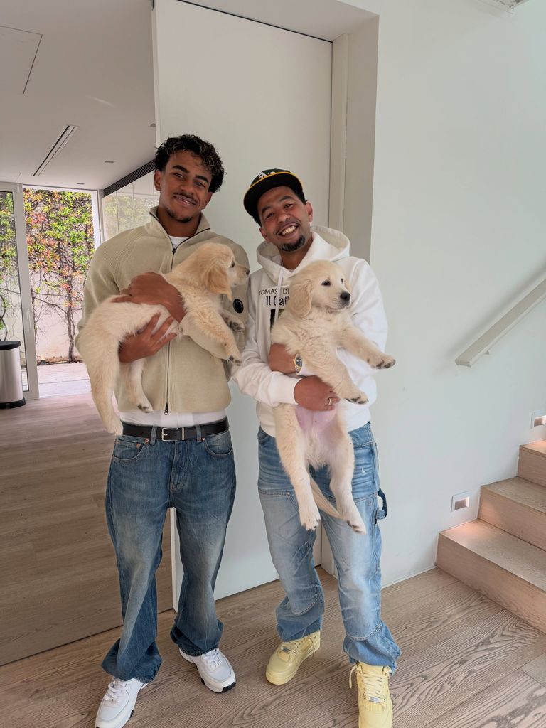 Lamine Yamal y su padre posan con los cachorros de Golden Retriever del futbolista