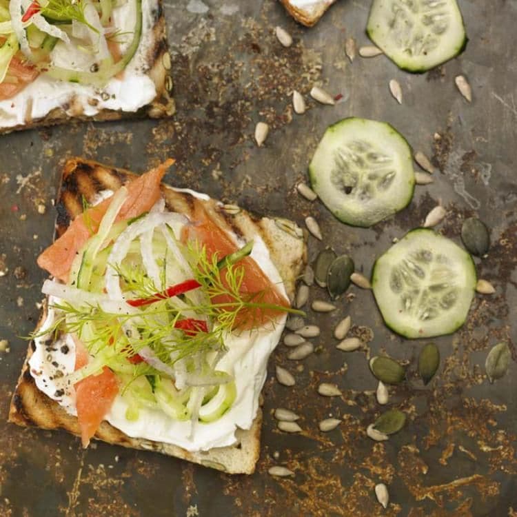tosta-salmon-pepino