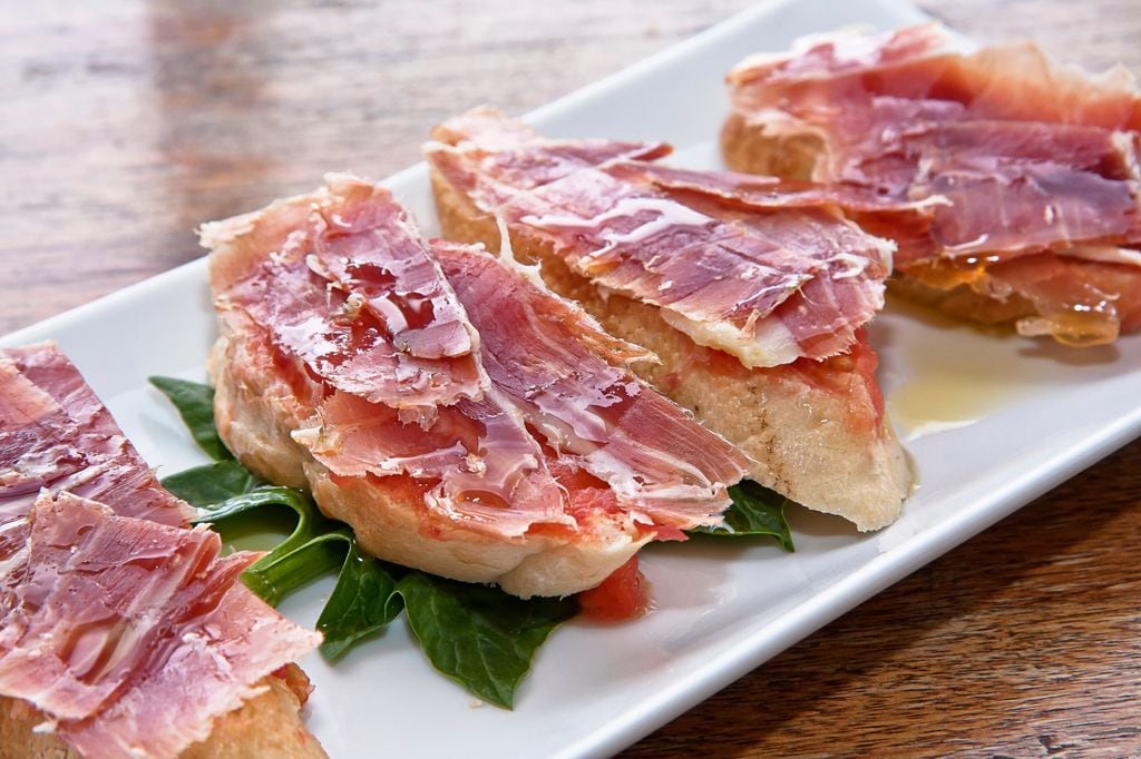 El jamón ibérico se toma en Andalucía como tapa, en mondaditos, raciones, etc.