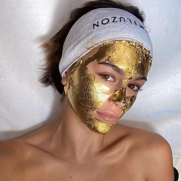 Kaia Herber hacer tratamientos de belleza con oro