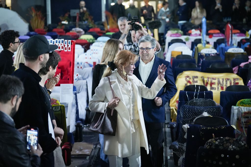 La baronesa Thyssen contemplando las obras expuestas de los distintos artistas 