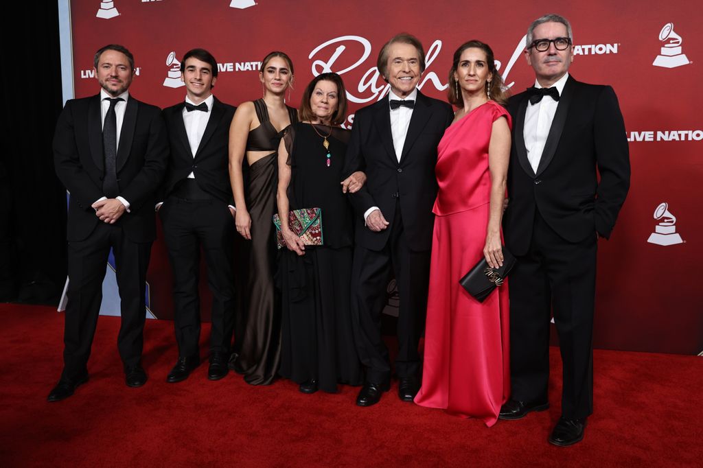 Raphael, que cumple hoy 83 años, rodeado de su familia tras ser homenajeado en la última edición de los Latin Grammy, celebrada en Las Vegas