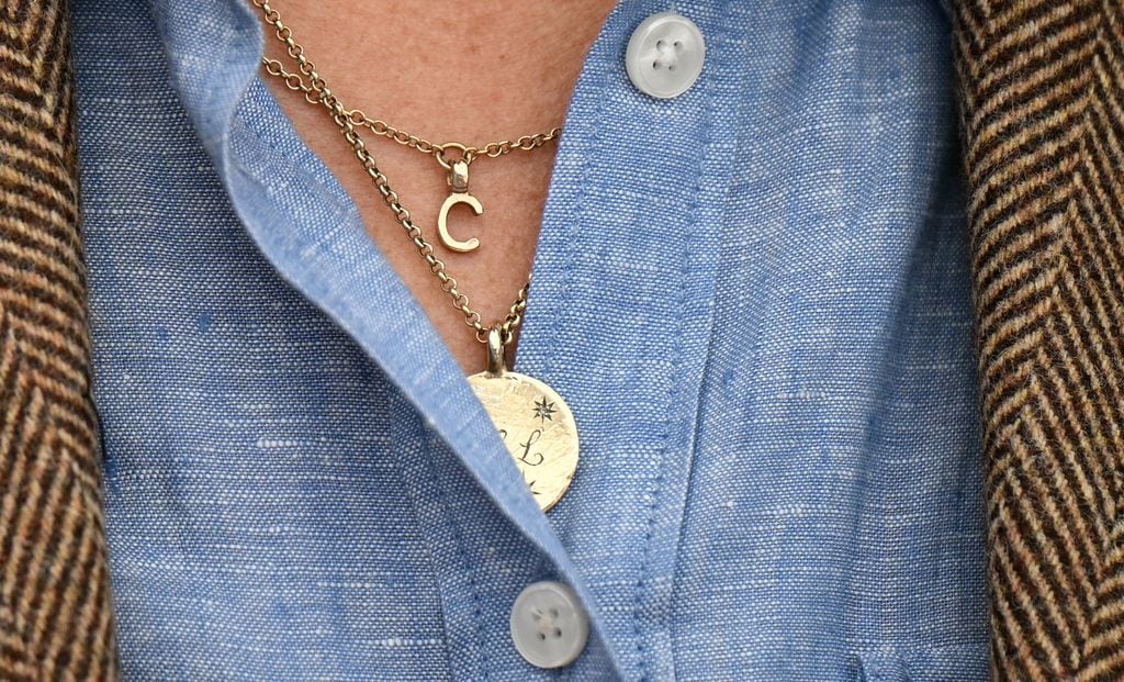 La princesa Kate usó dos collares con las iniciales de sus hijos: el príncipe George, la princesa Charlotte y el príncipe Louis.